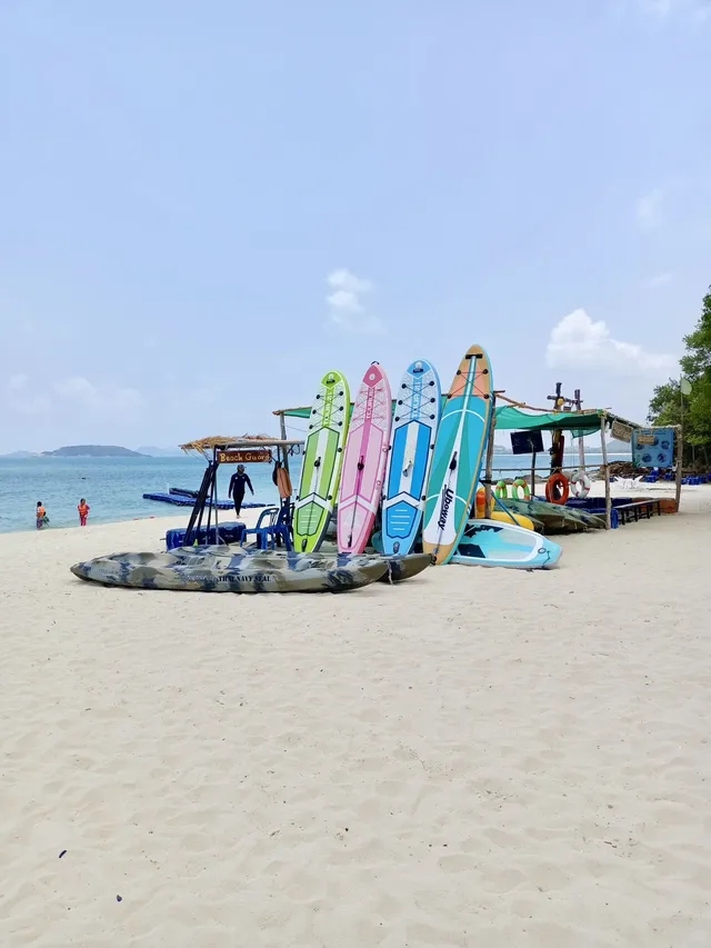 พายเรือคายัค หาดลูกลม เกาะแสมสาร อำเภอสัตหีบ จังหวัดชลบุรี