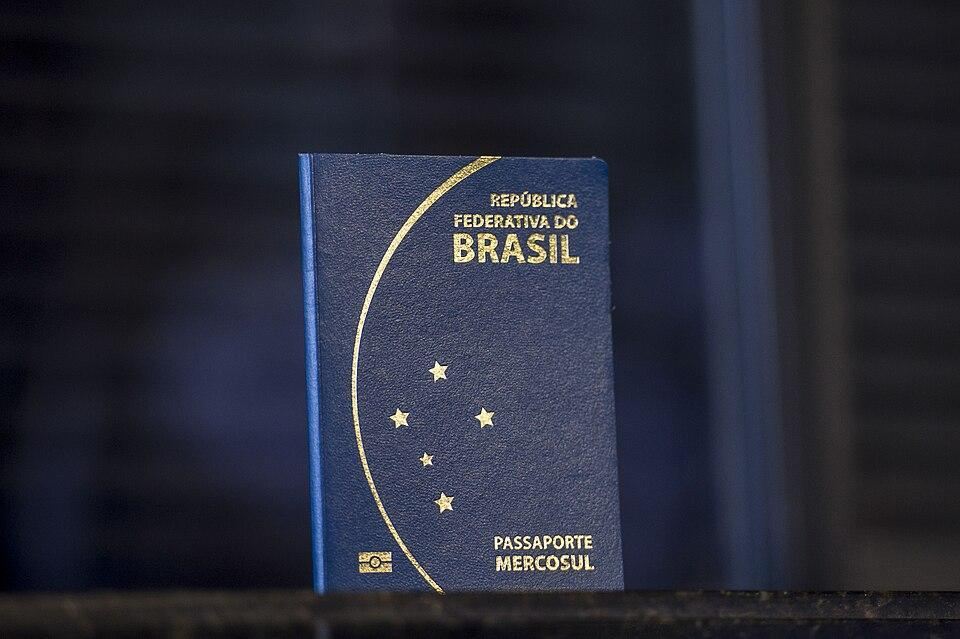 Capa de um passaporte brasileiro, documento exigido para a visita