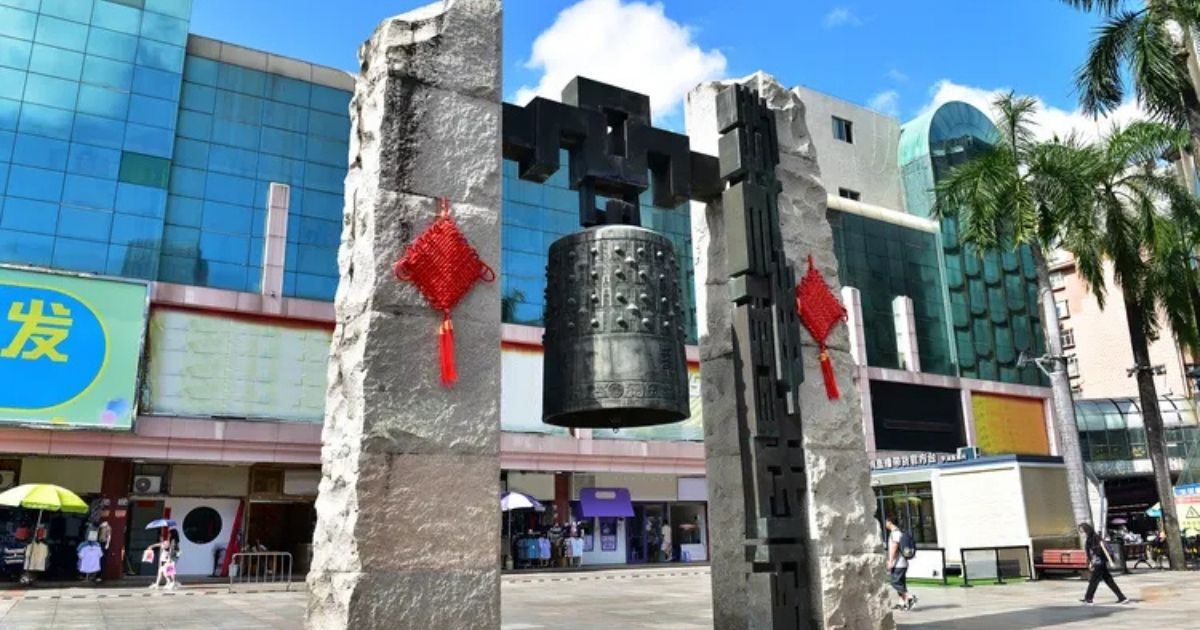 Entrada de la calle peatonal Dongmen en Shenzhen, una de las zonas comerciales más populares para comprar moda, souvenirs y productos locales