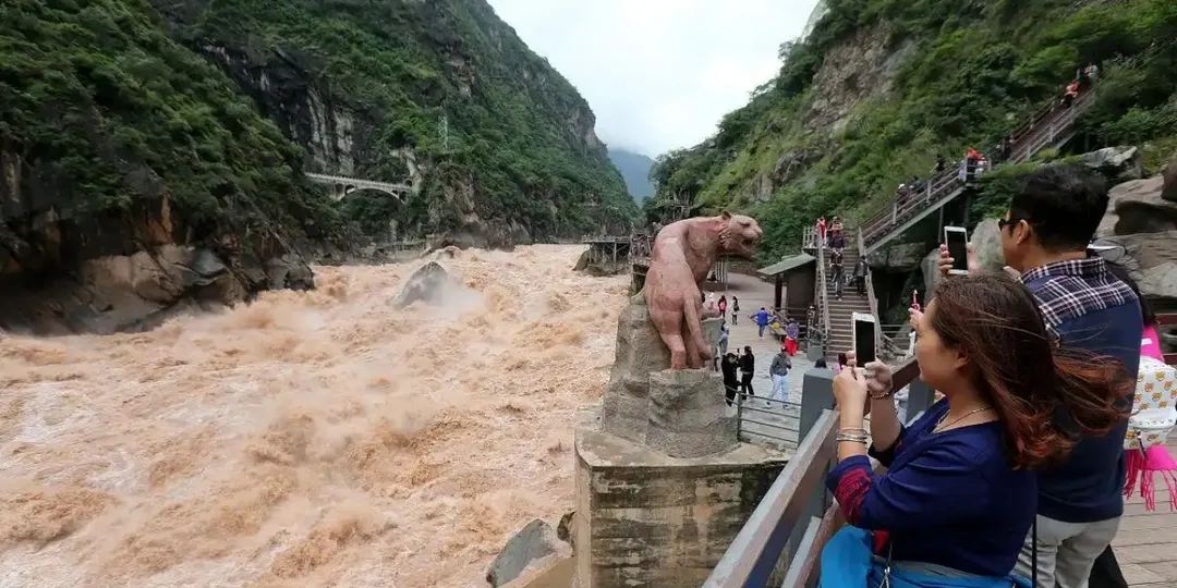 ช่องแคบเสือกระโจน (Tiger Leaping Gorge)