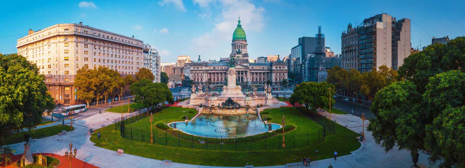 Vista panorámica del Congreso de la Nación Argentina y la Plaza del Congreso en Buenos Aires durante el día