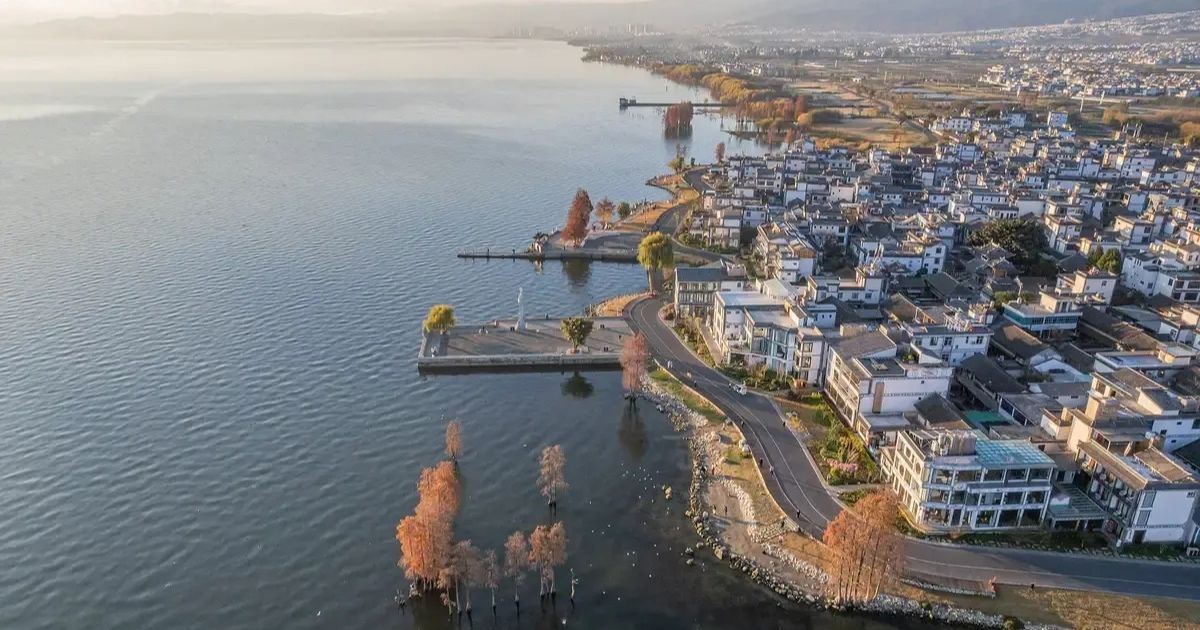 Vista aérea del muelle de Longkan al amanecer en el lago Erhai.