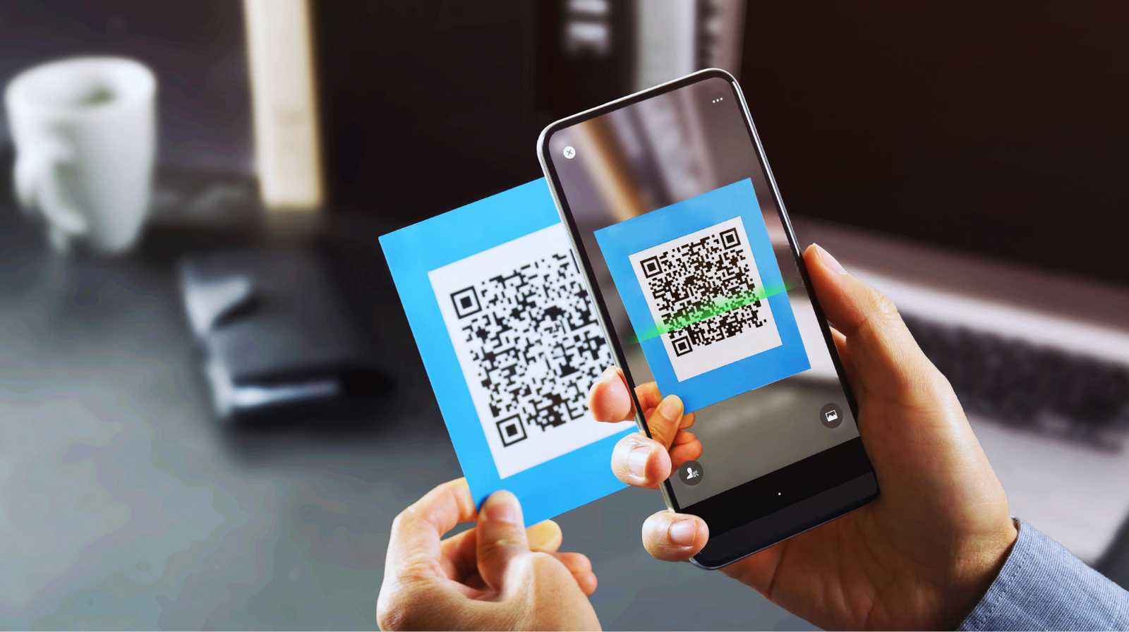 Usuario escaneando un código QR con el móvil para realizar un pago digital