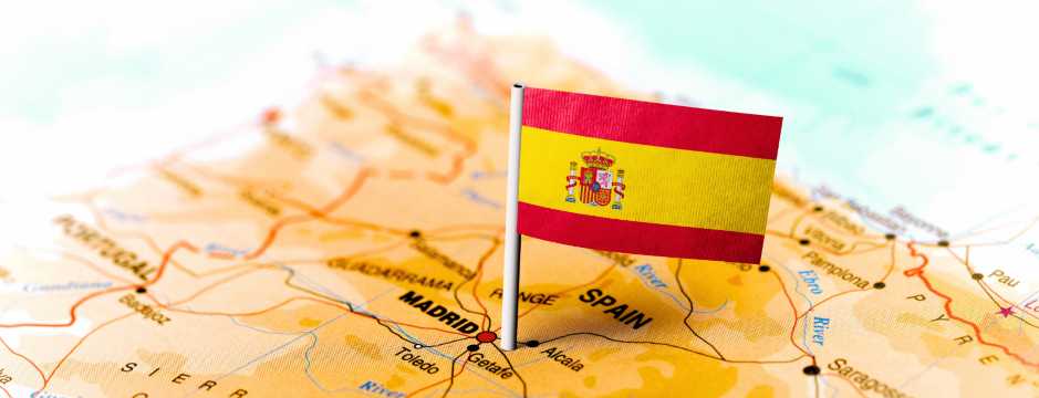 Bandera de España sobre mapa de Europa, nacionalidad española y requisitos de viaje