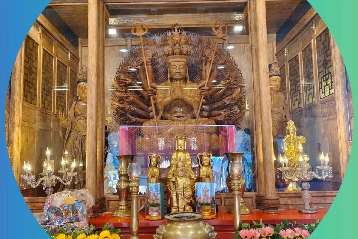 ชมพระอุโบสถและสถาปัตยกรรมอันงดงาม