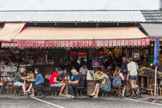 แวะหาของกินอร่อยรอบสวน