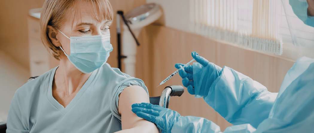 Persona che riceve un vaccino prima di partire come preparazione sanitaria internazionale per la Turchia