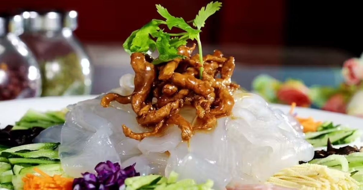 Plato de marisco típico de Qingdao servido con verduras y guarnición.