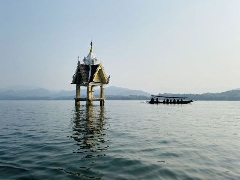 ล่องเรือชมวัดใต้น้ำ