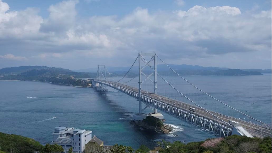 วิวมุมสูงของสะพานแขวนอากาชิไคเคียว ทอดข้ามทะเลไปยังเกาะอาวาจิ