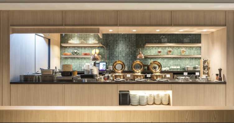 Buffet avec vue dégagée dans le salon de l'aéroport de Taipei TSA