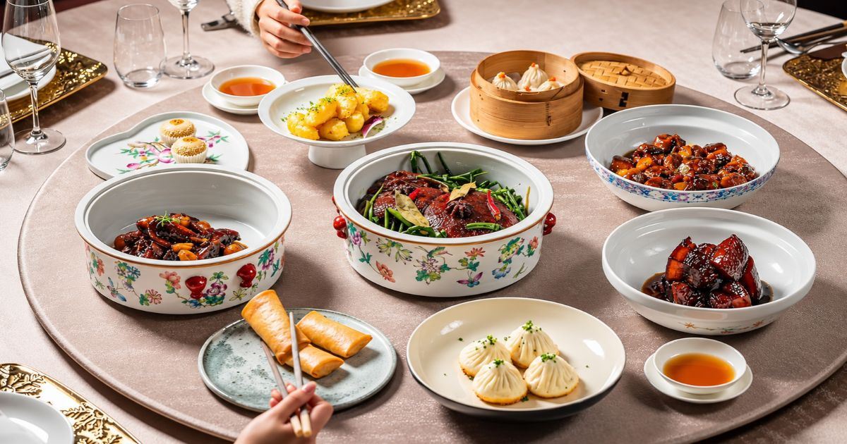 Traditionelle Gerichte aus Shanghai, elegant angerichtet auf dem Tisch im YongFoo Élite