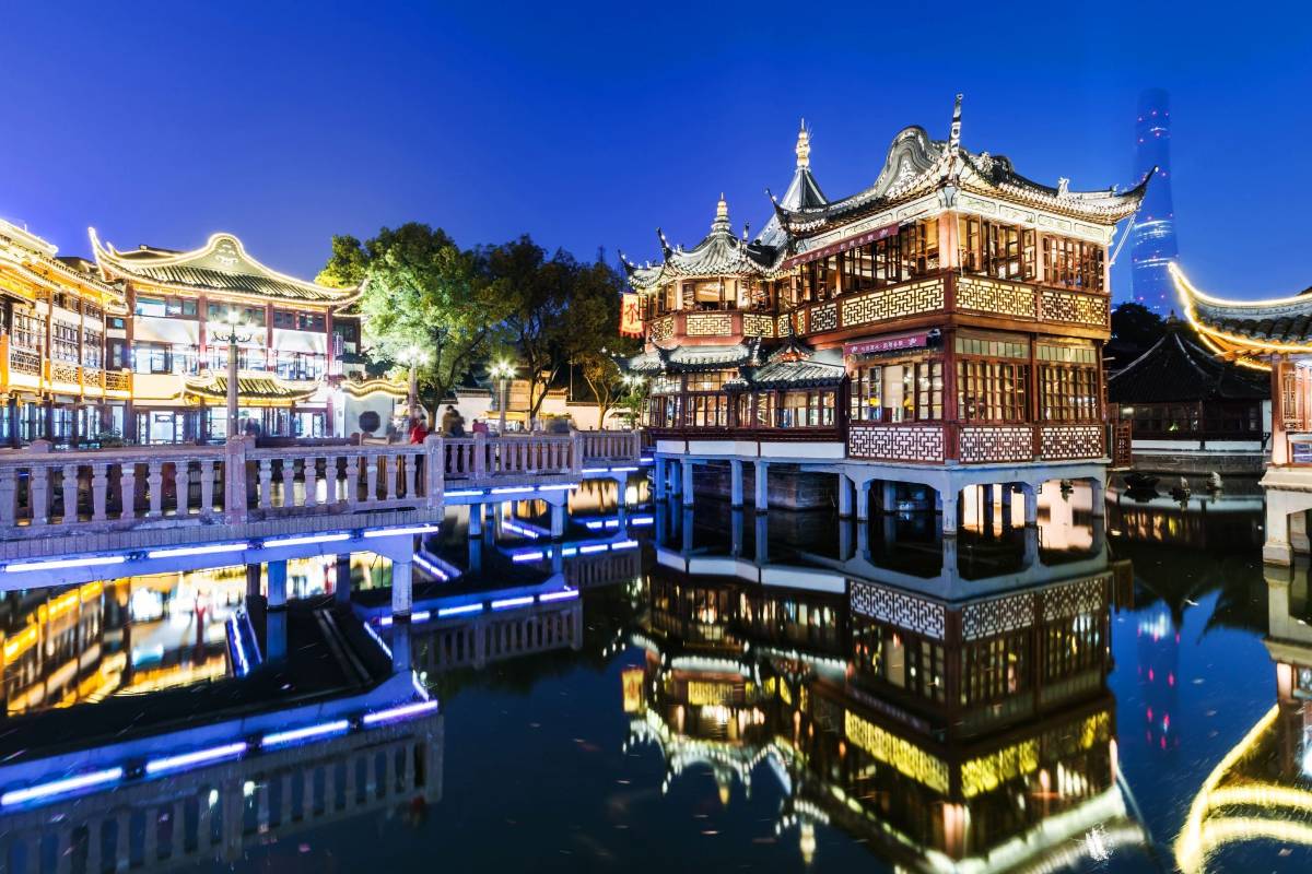 สวนภายในและศาลากลางน้ำอันงดงาม