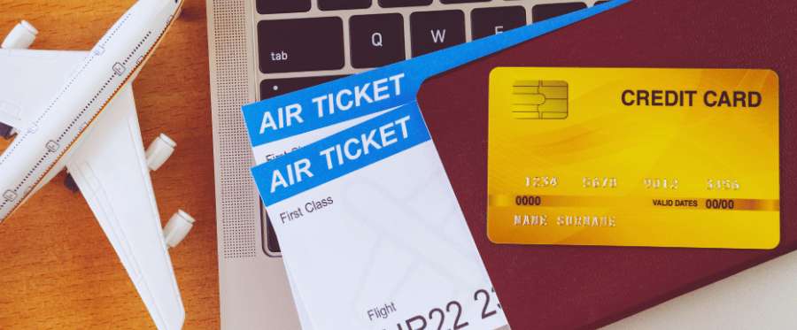 Billetes de avión y tarjeta bancaria preparados para organizar vuelos internacionales hacia Malasia