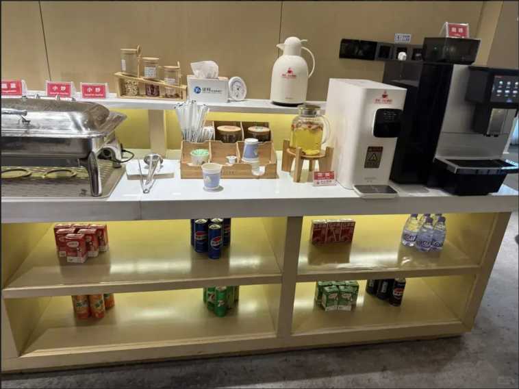 Getränkebar in einer Zhangjiajie Flughafen Lounge mit Selbstbedienung
