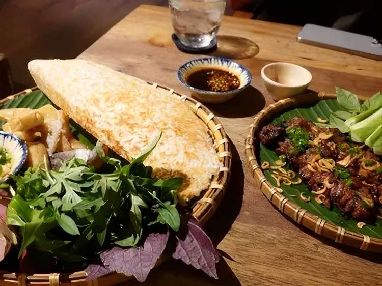 Food delivered in Vietnam with the ShopeeFood app