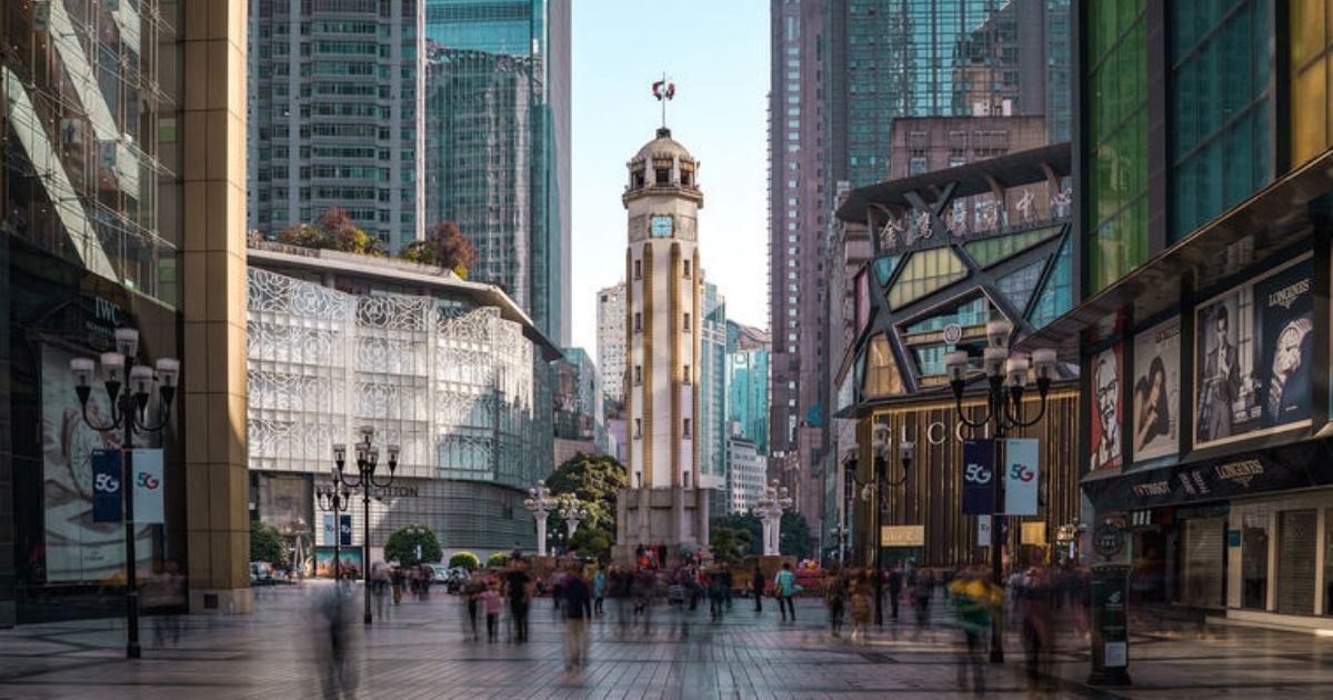 Zona comercial de Jiefangbei en Chongqing, con su torre central rodeada de grandes edificios y tiendas.
