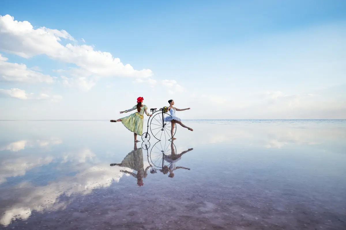 a couple experiencing the infinity effect of the sky mirror