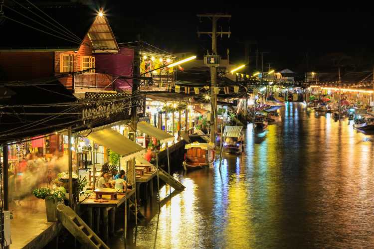 ตลาดน้ำอัมพวา สมุทรสงคราม