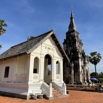 รวม 15 วัดในลาว 2569 สวยระดับโลก สายบุญ สายมู ห้ามพลาด | Trip.com