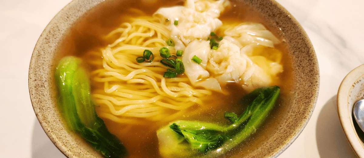 Sopa de fideos con wonton y bok choy, plato típico de Hong Kong