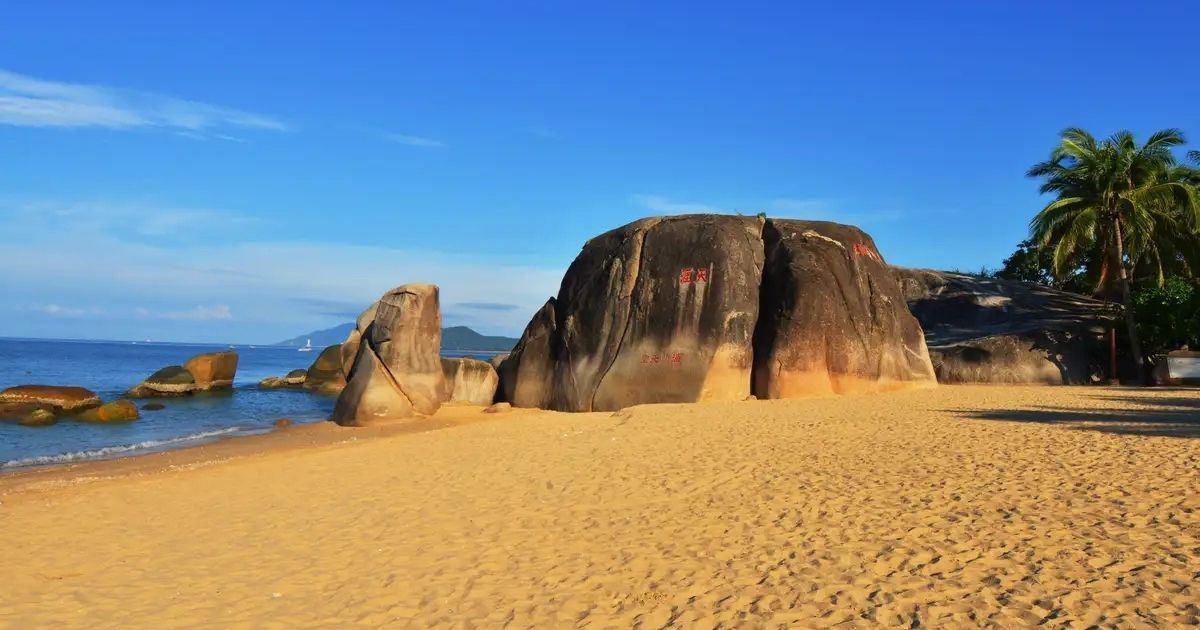 Playa de Tianya Haijiao con sus grandes rocas grabadas junto al mar en Sanya.
