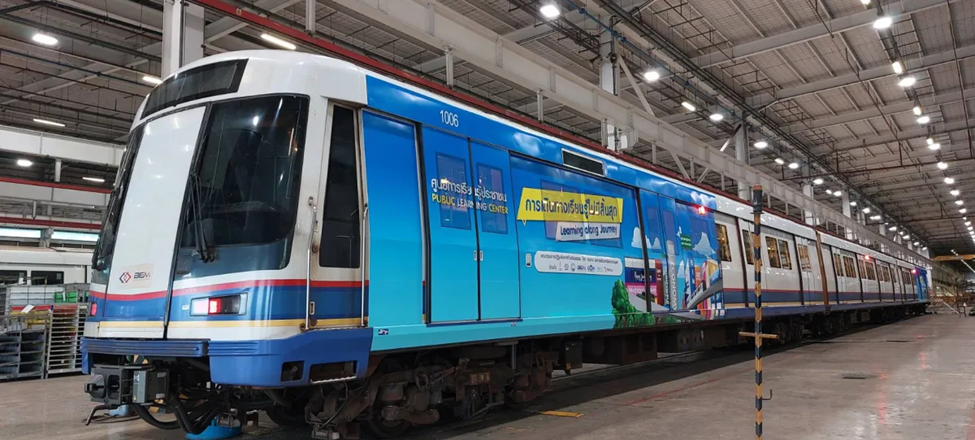 A train going down the Bangkok main MRT line