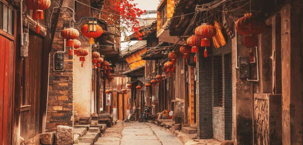 Calle tradicional de Guilin decorada con faroles chinos y arquitectura histórica