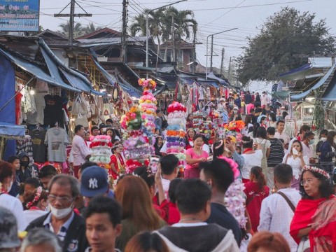 เลือกซื้อของฝากและของที่ระลึกจากชุมชน