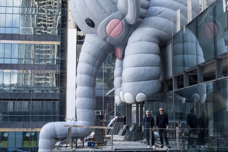 巨型充氣抱抱象「Bubblecoat Elephant」