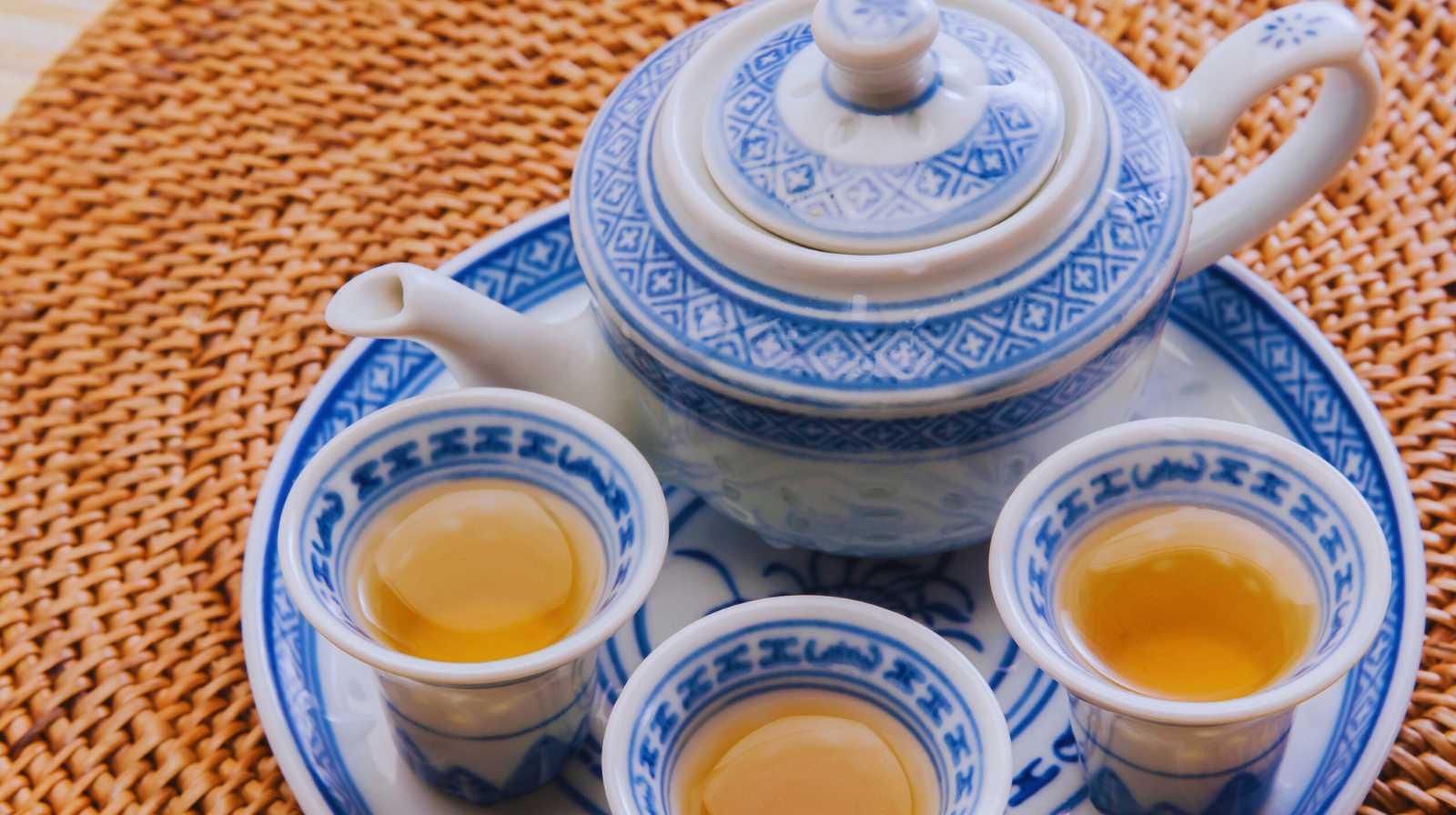 Juego de té de porcelana china azul y blanca con tazas llenas de té