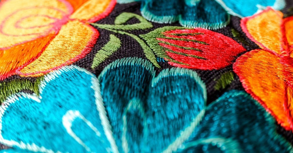 Detalle de un bordado Shu tradicional elaborado con hilos de colores