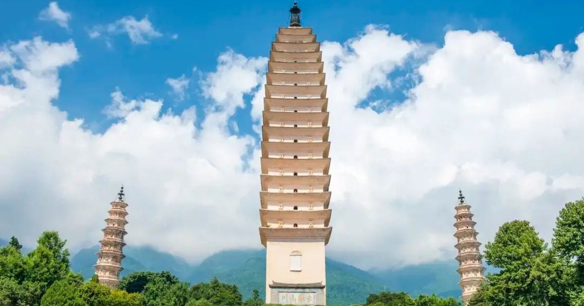 Las Tres Pagodas de Dali con Cangshan al fondo.