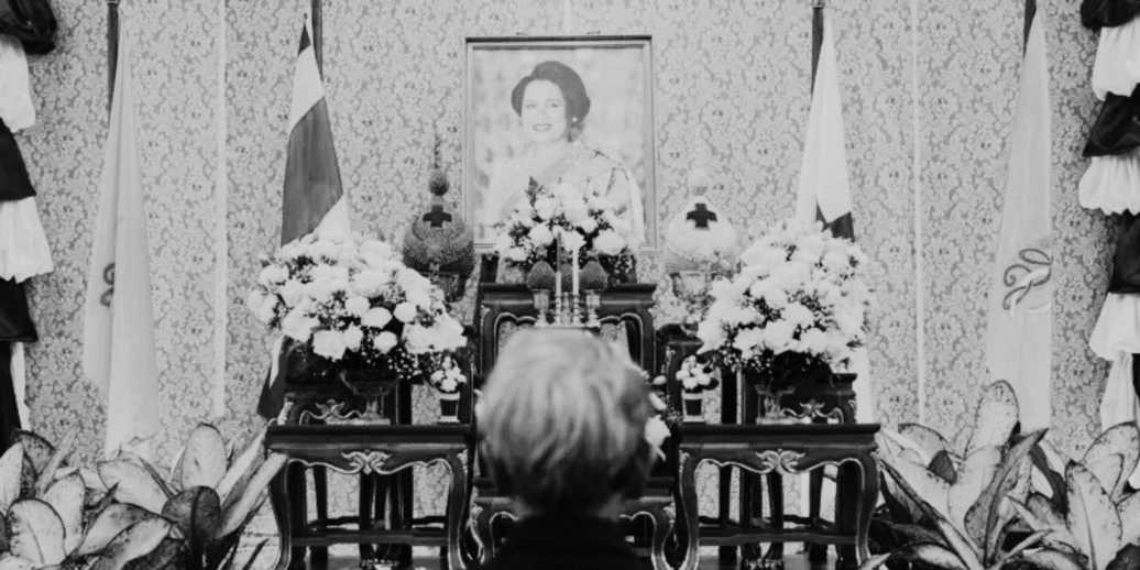 ประชาชนร่วมไว้อาลัยหน้าพระบรมรูป