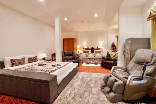 บังกะโลและห้องพักในโรงแรม (Bungalows & Hotel Rooms)