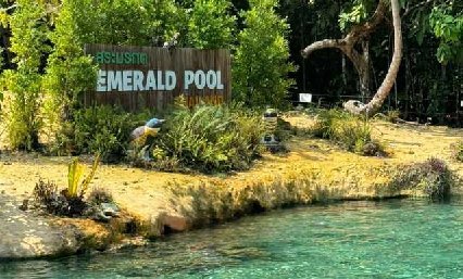 สระมรกต