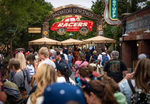 How do U.S. holidays affect crowds at the Disneyland Resort in California?
