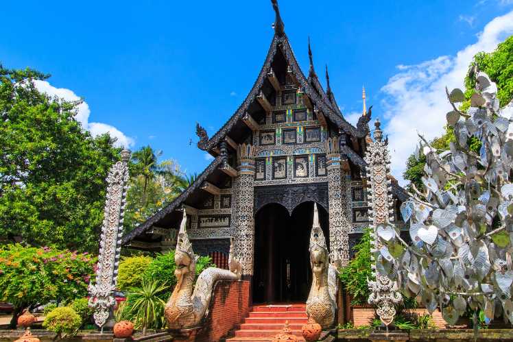 วิหารหลวงไม้สักแกะสลักสุดวิจิตร