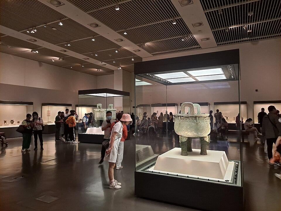 Peças de bronze expostas em uma galeria do Museu Nacional da China