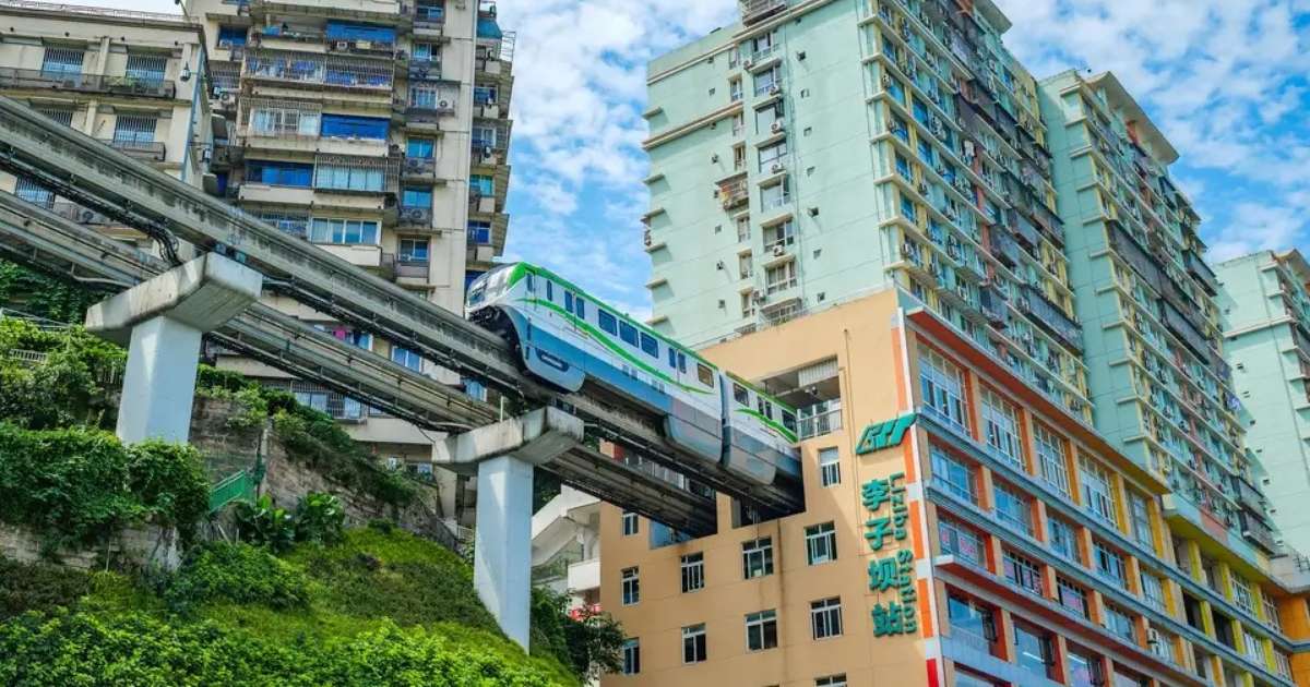 Vista urbana della metropolitana di Chongqing vicino a diverse spa aperte 24 ore su 24 a Chongqing
