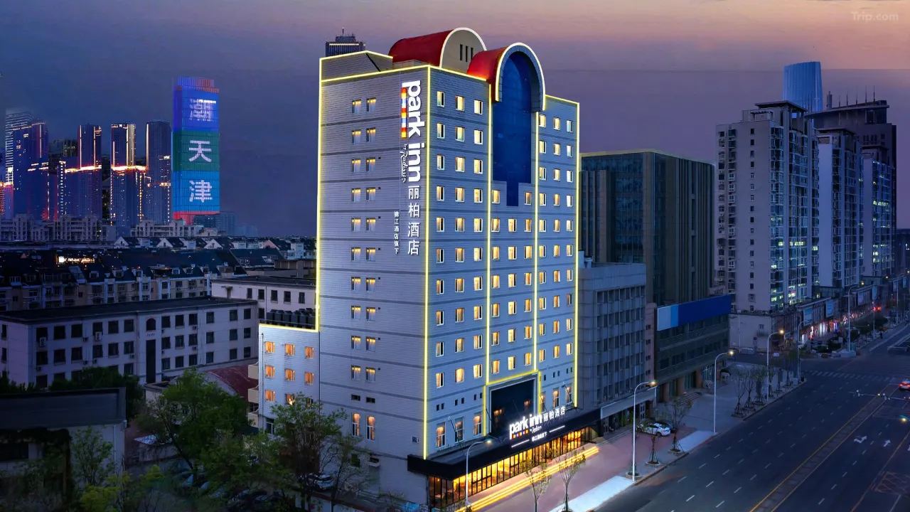 บรรยากาศค่ำคืนของ Park Hotel (Tianjin Railway Station Italian Style Street)