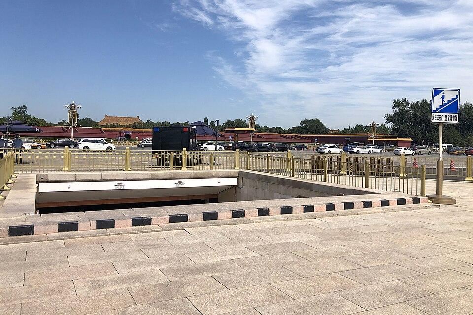 Saída leste da Praça Tiananmen no caminho para o museu