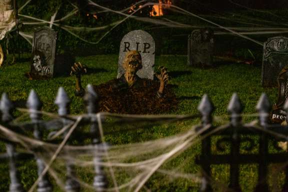How Do You Book a Last-Minute Halloween Trip?