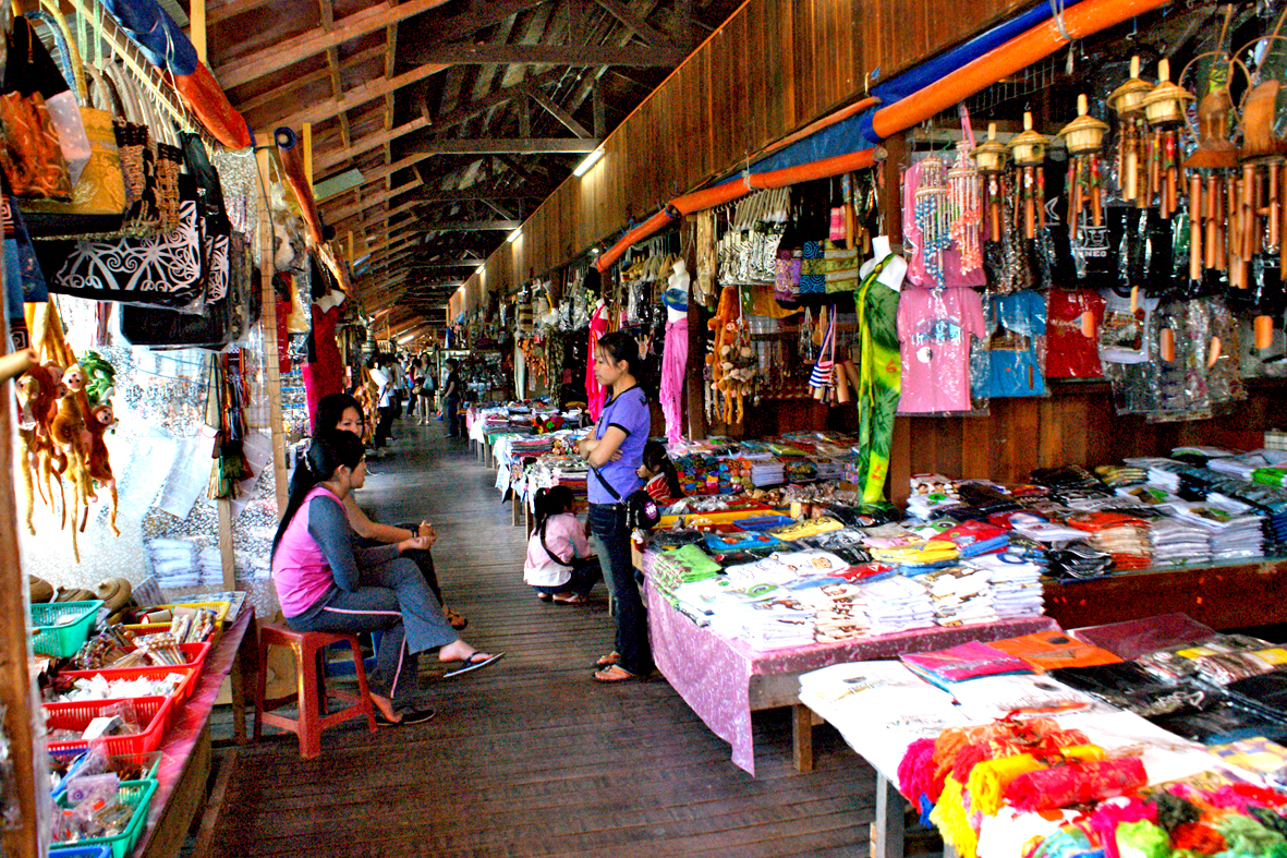 Nabalu market on the way to the mountain