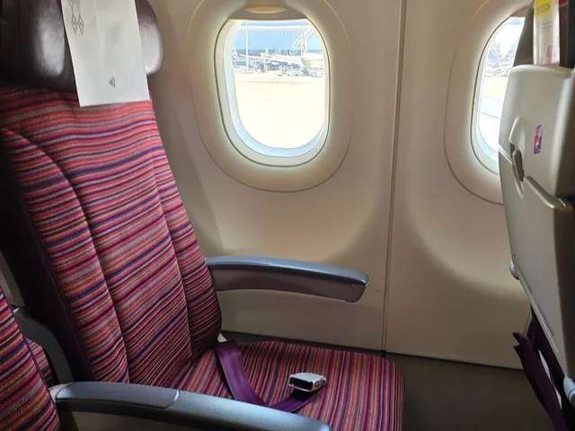 ความกว้างของที่นั่งและที่พักขา