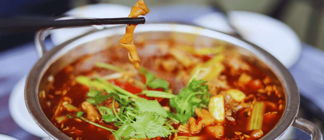 Fondue sichuanaise traditionnelle avec son bouillon épicé et sa viande en train de mijoter dans un restaurant de Chengdu