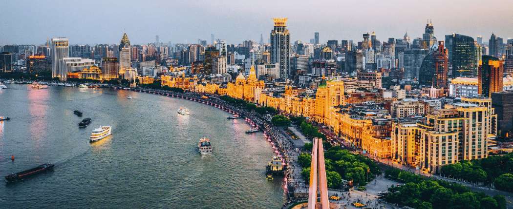 Vista panorámica de The Bund y el río Huangpu en Shanghái