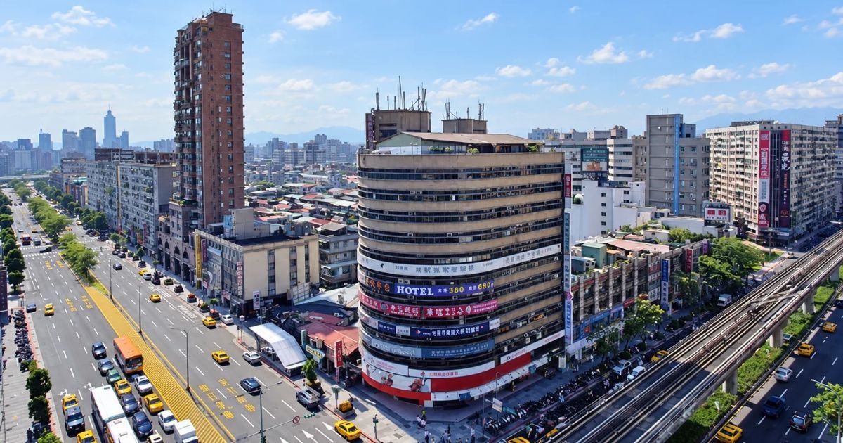 Vista panorámica de Zhongxiao East Road, con edificios comerciales, tráfico urbano y las vías elevadas del metro de Taipéi