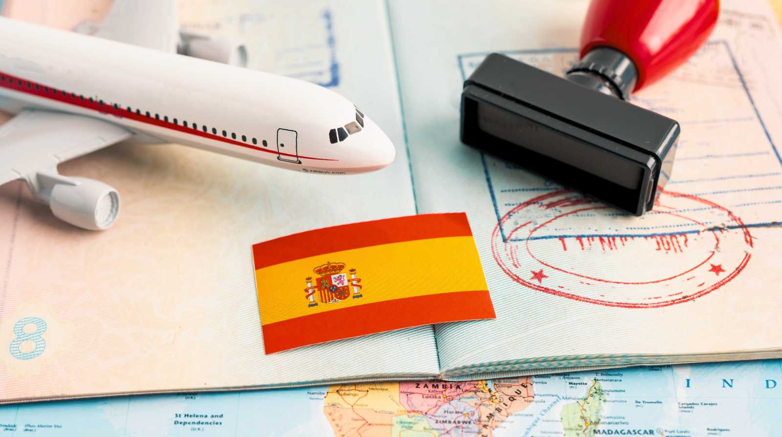 Sello de entrada en pasaporte con avión en miniatura y bandera de España