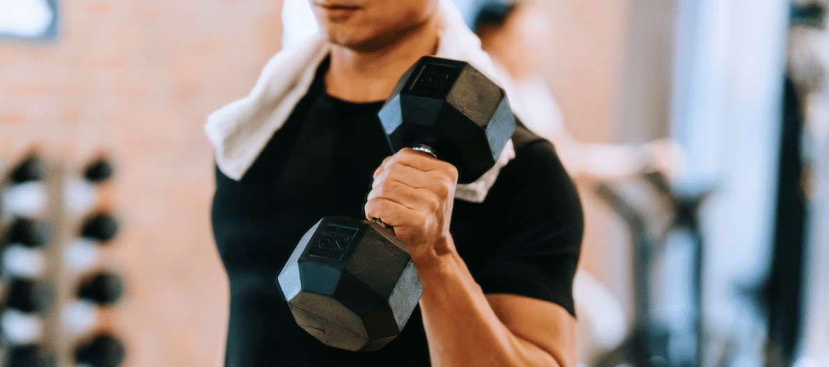 Allenamento con i pesi per migliorare la forza e la forma fisica